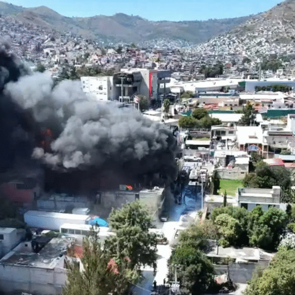 Incendio en fábrica de colchones suspende Mexicable en Ecatepec