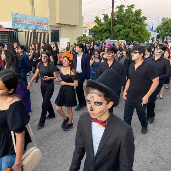 Catrinas y catrines llenan de vida las calles de Navojoa