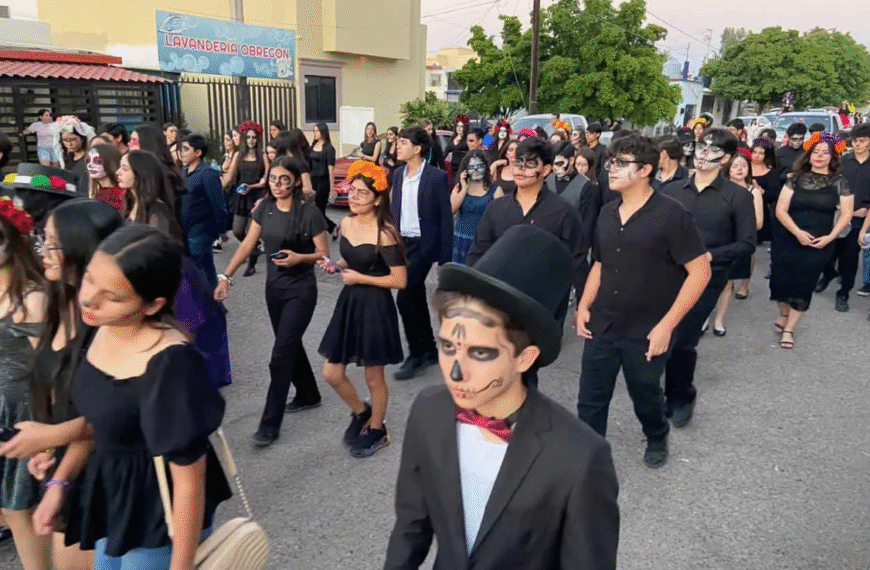 Catrinas y catrines llenan de vida las calles de Navojoa