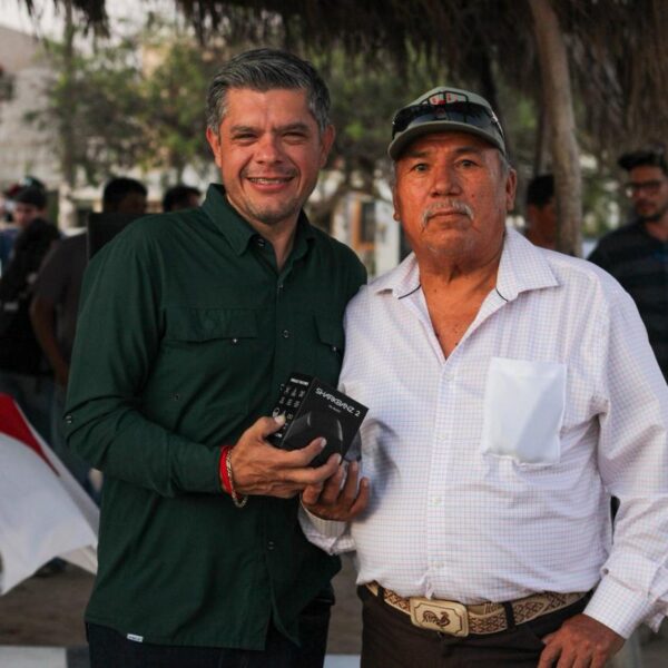 ‘Beto’ Vázquez entrega brazaletes antiburón a buzos y pescadores de Huatabampo