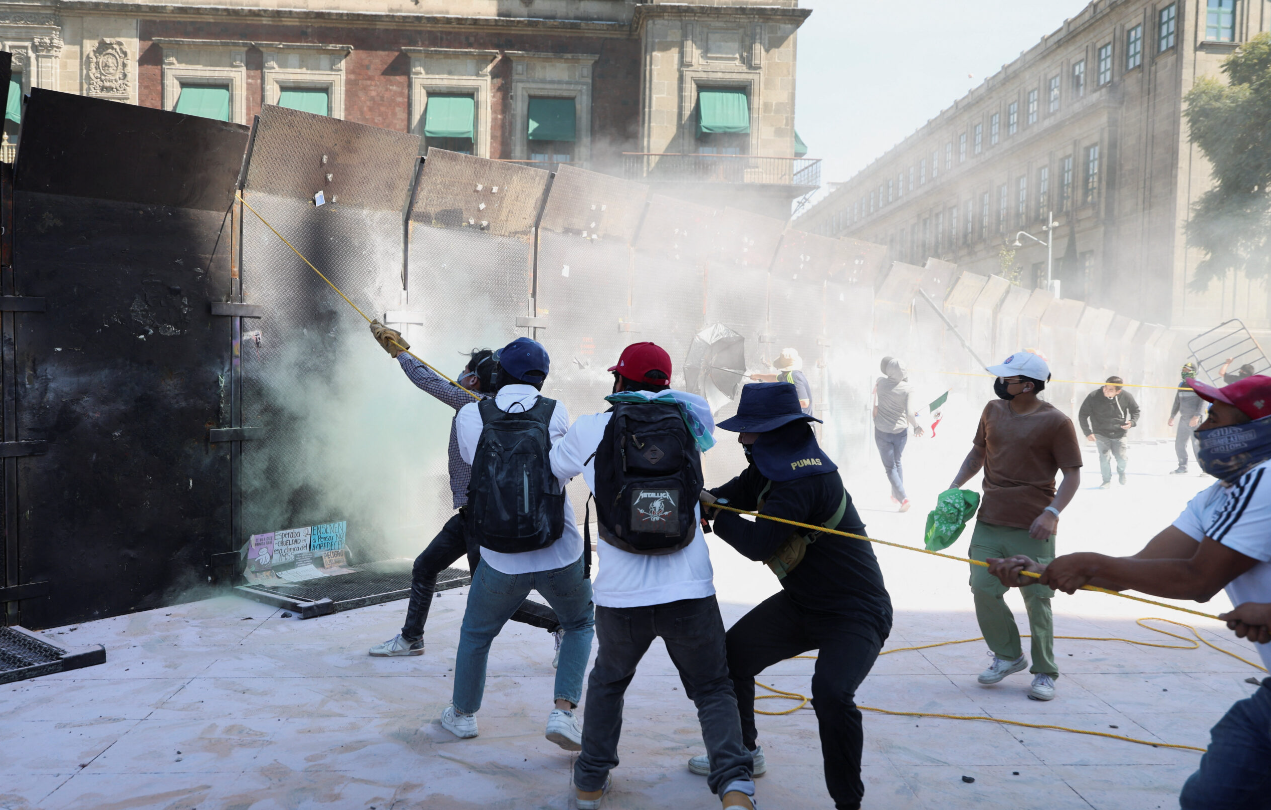 FGJCDMX detiene a 18 tras marcha juvenil