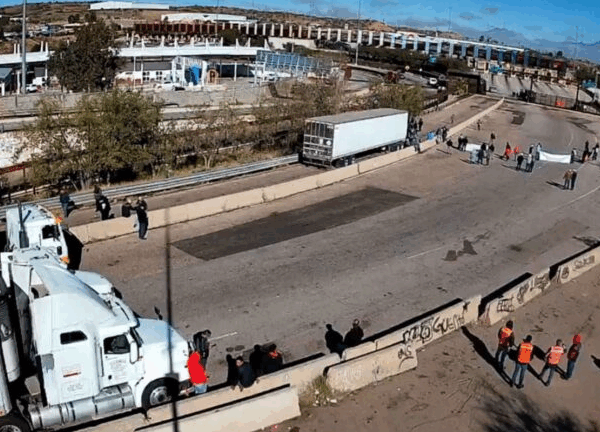 Agricultores de Sonora bloquean garita y casetas en protesta por mejores condiciones al campo
