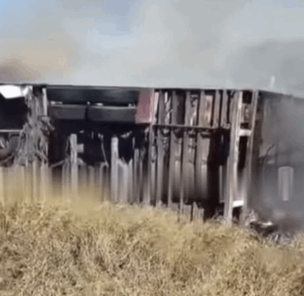 Incendio de Tráiler Cierra Carretera y Genera Caos en Acceso a Navojoa
