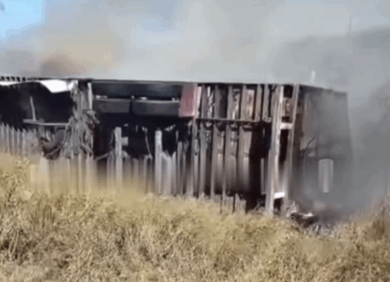 Incendio de Tráiler Cierra Carretera y Genera Caos en Acceso a Navojoa