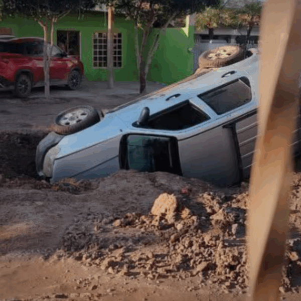 Auto cae en zanja de obra vial en Bacobampo