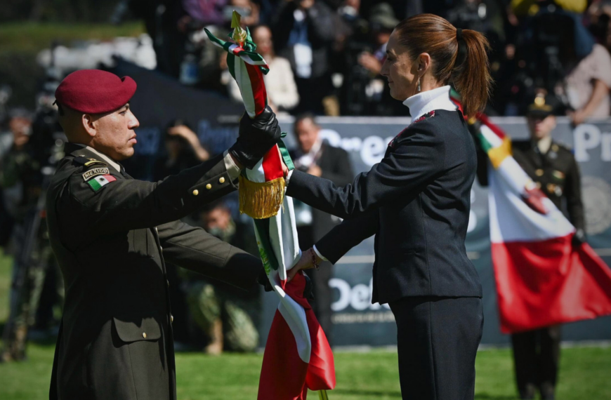 Sheinbaum: «México es dignidad, valentía y grandeza» en ceremonia por el Día de la Bandera