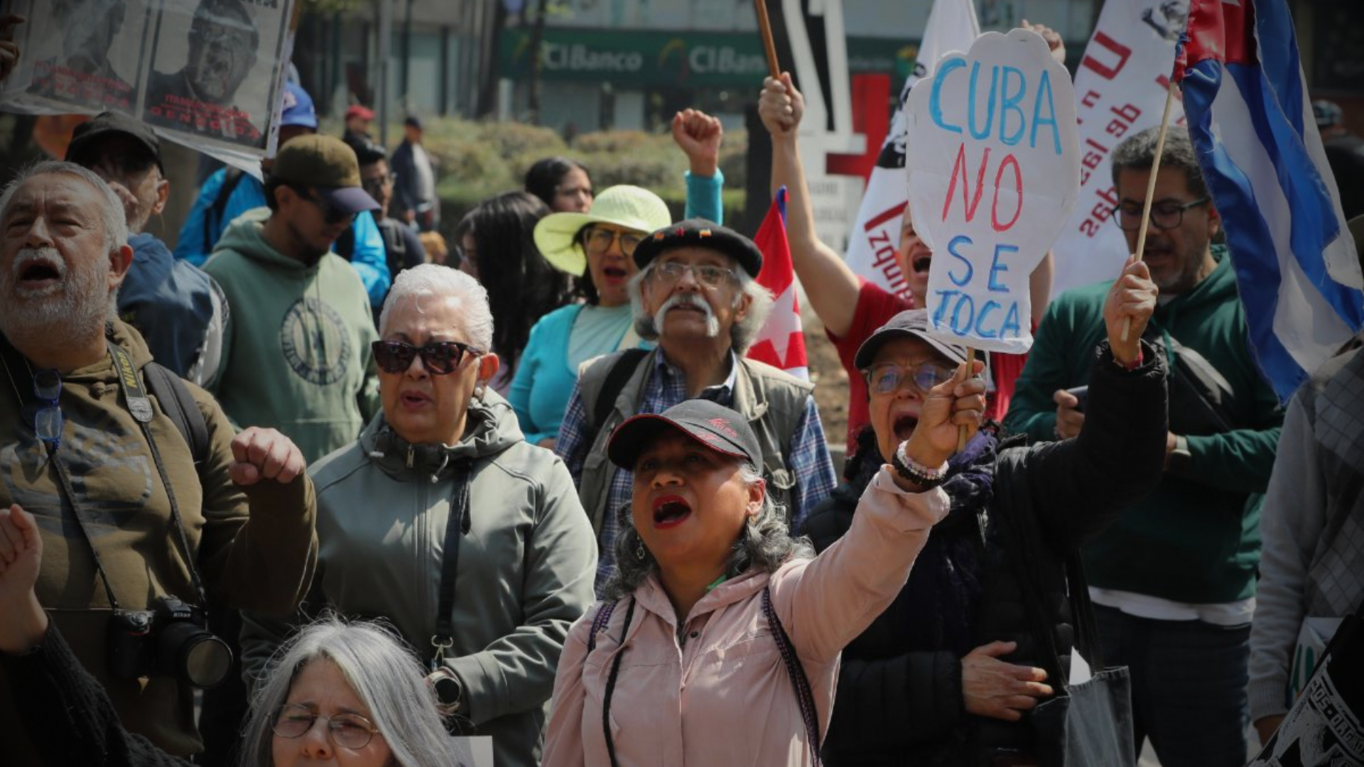 Manifestantes exigen a México mantener apoyo a Cuba