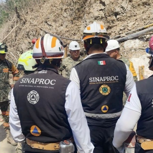 Rescatan con vida a uno de los cuatro mineros atrapados en Sinaloa