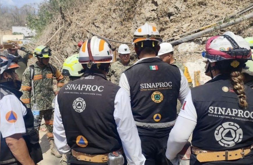 Rescatan con vida a uno de los cuatro mineros atrapados en Sinaloa