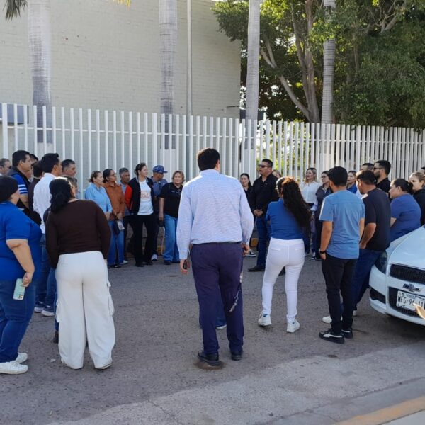 Madre desata tensión y frena clases en Cobach Navojoa; docentes exigen solución