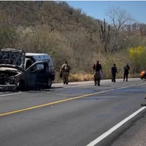 Se incendia camión de valores en carretera Navojoa-Álamos; moviliza a bomberos y genera largas filas