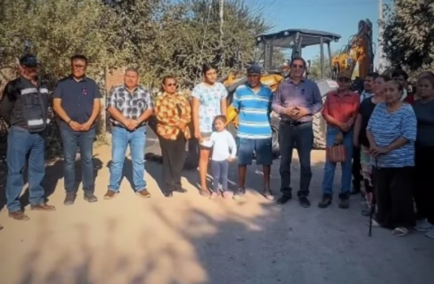 Elías Retes entrega retroexcavadoras para arreglar drenaje colapsado en Navojoa