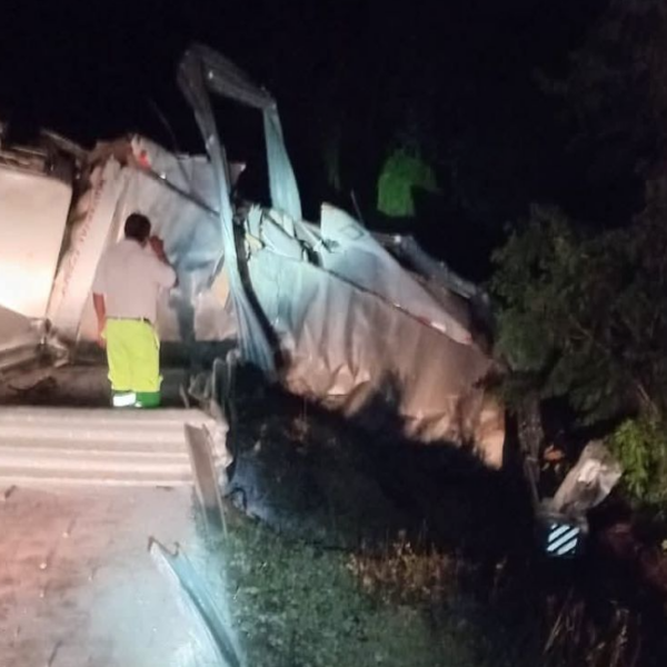 Volcadura de camión con explosivos en Yucatán provoca cierre total en autopista Mérida-Cancún