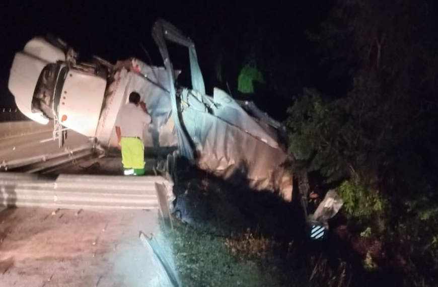 Volcadura de camión con explosivos en Yucatán provoca cierre total en autopista Mérida-Cancún