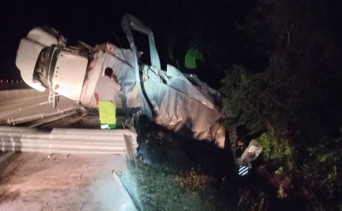 Volcadura de camión con explosivos en Yucatán provoca cierre total en autopista Mérida-Cancún