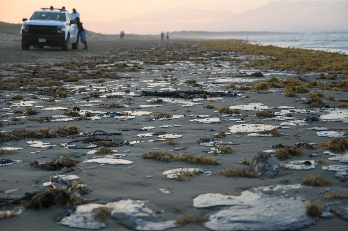 Pemex: fuga en ducto provocó derrame de hidrocarburo en el Golfo de México; ocultamiento de información y retraso en cierre de válvula