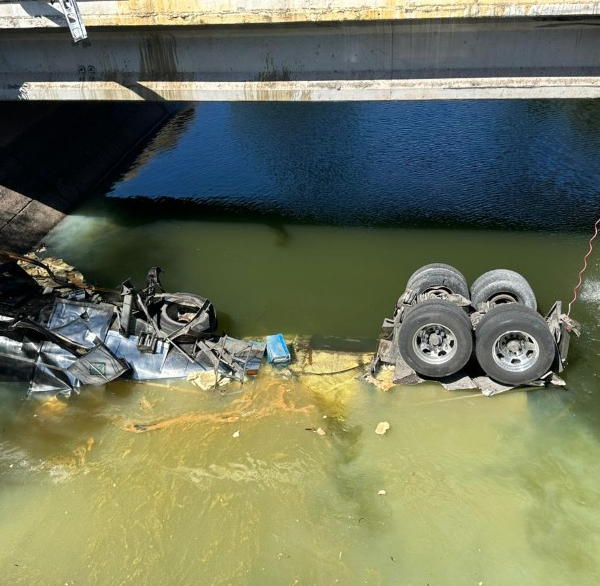 Accidente provoca derrame tóxico en carretera Obregón–Navojoa; autoridades descartan riesgo para agua potable en zona urbana