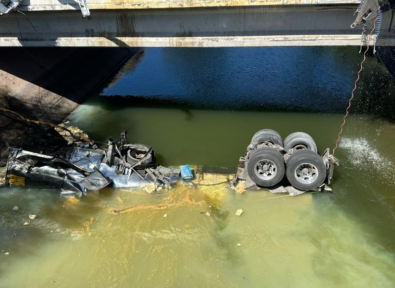 Accidente provoca derrame tóxico en carretera Obregón–Navojoa; autoridades descartan riesgo para agua potable en zona urbana