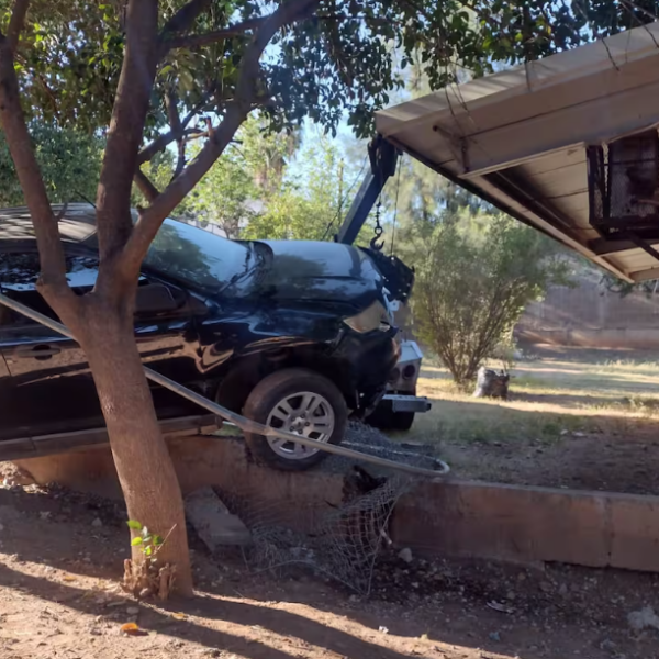 Se queda sin frenos y cae a pocos metros de salón de preescolar en Nogales