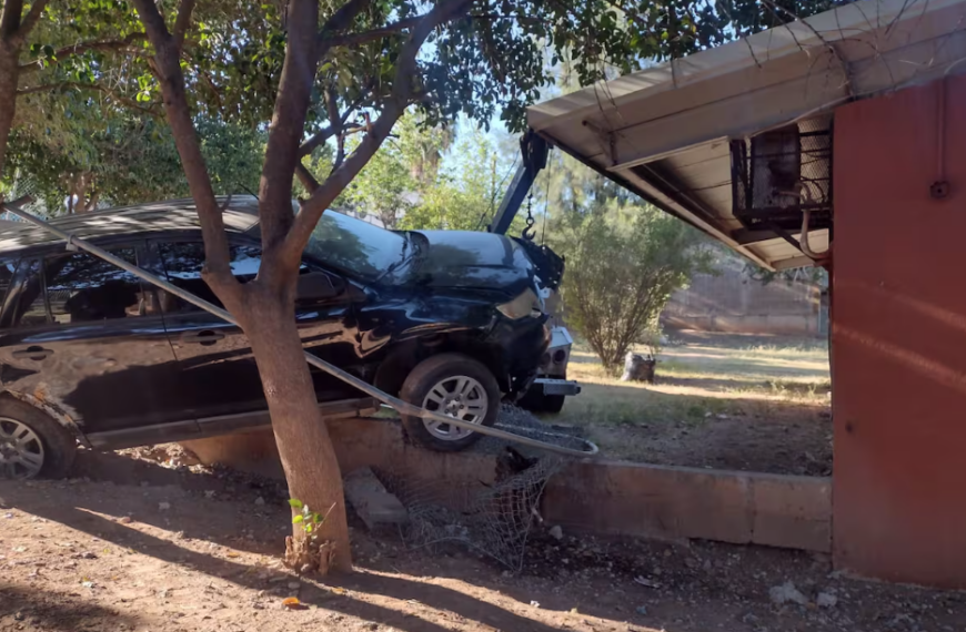 Se queda sin frenos y cae a pocos metros de salón de preescolar en Nogales