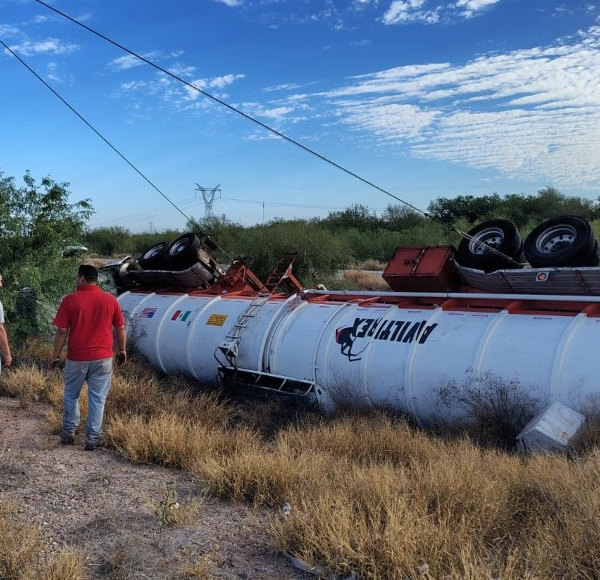 Segunda pipa accidentada en sur de Sonora; ahora derrama combustóleo