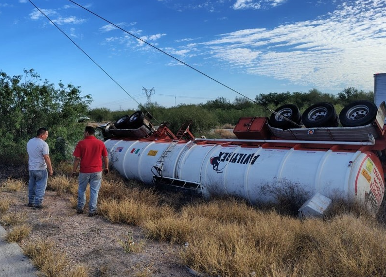 Segunda pipa accidentada en sur de Sonora; ahora derrama combustóleo