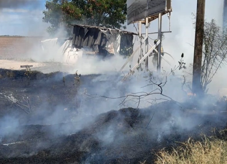 Sospechan de pirómano tras ola de incendios por carretera en Navojoa
