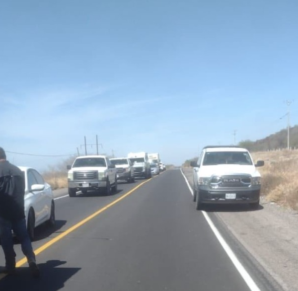 Deja caída de postes cierre total en la carretera Navojoa-Álamos