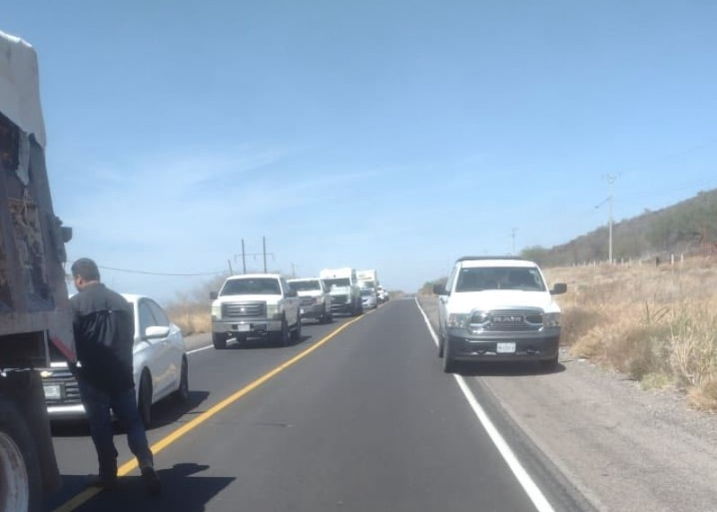 Deja caída de postes cierre total en la carretera Navojoa-Álamos