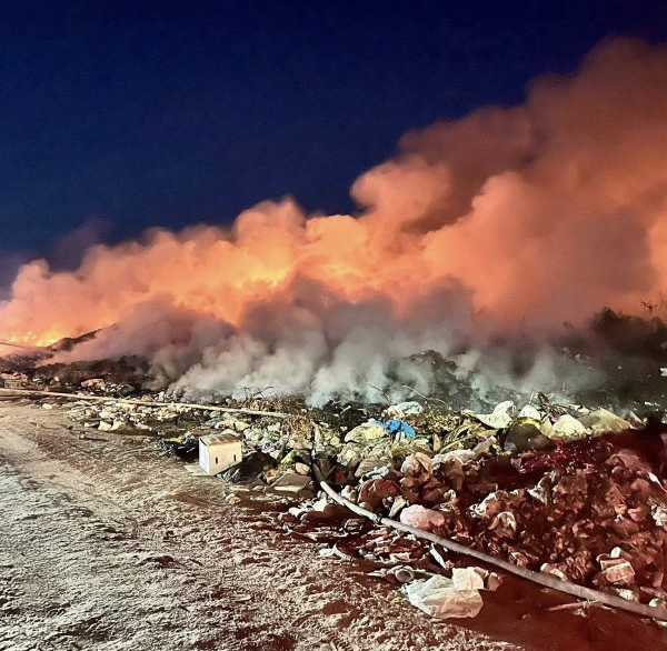 Fuego y viento desatan caos y contaminación en Huatabampo