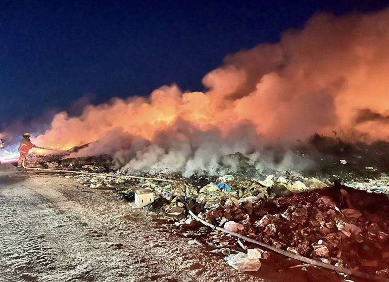 Fuego y viento desatan caos y contaminación en Huatabampo