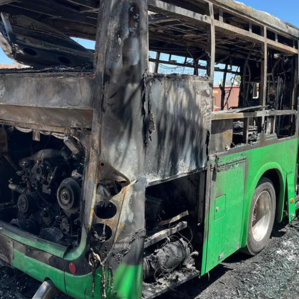 Unidad nueva del transporte urbano de Cajeme queda calcinada al incendiarse