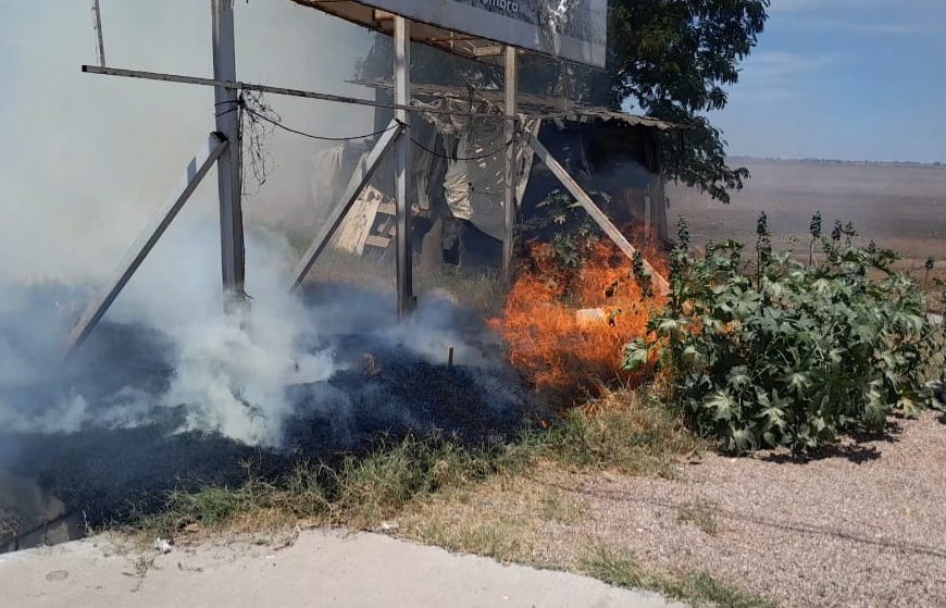 Pirómano aterroriza carretera Navojoa-Huatabampo, lleva más de 20 incendios
