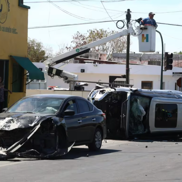 Accidente en Mendoza y Olivares deja dos niñas lesionadas, un auto volcado y daños en semáforo
