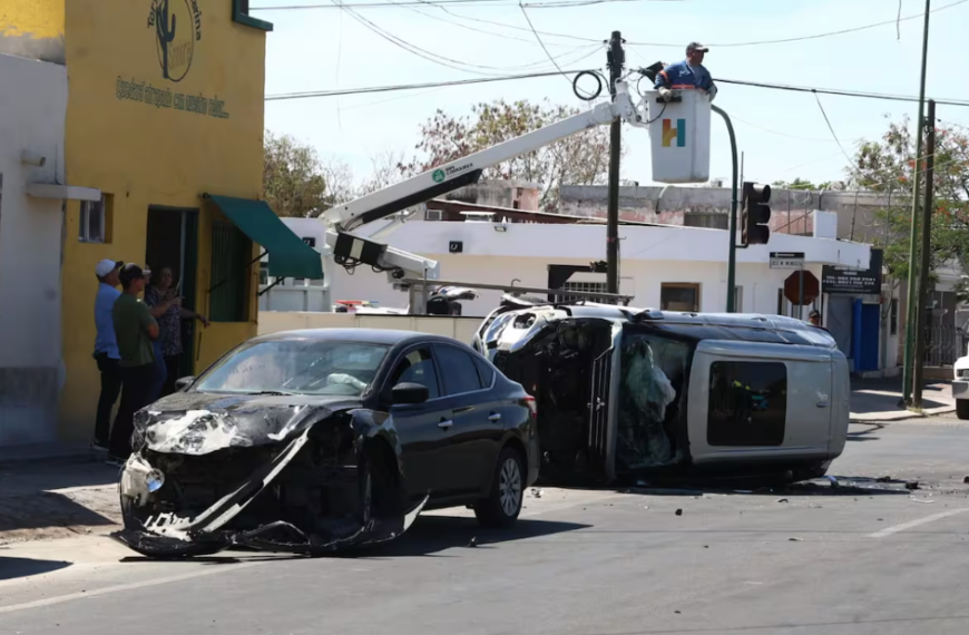 Accidente en Mendoza y Olivares deja dos niñas lesionadas, un auto volcado y daños en semáforo