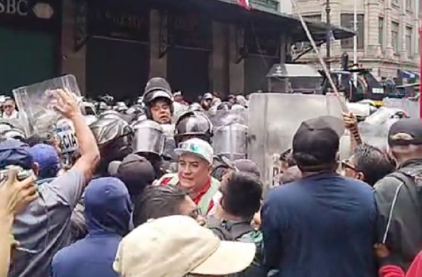 Con escudos y gases, policía impide plantón de CNTE en el Zócalo