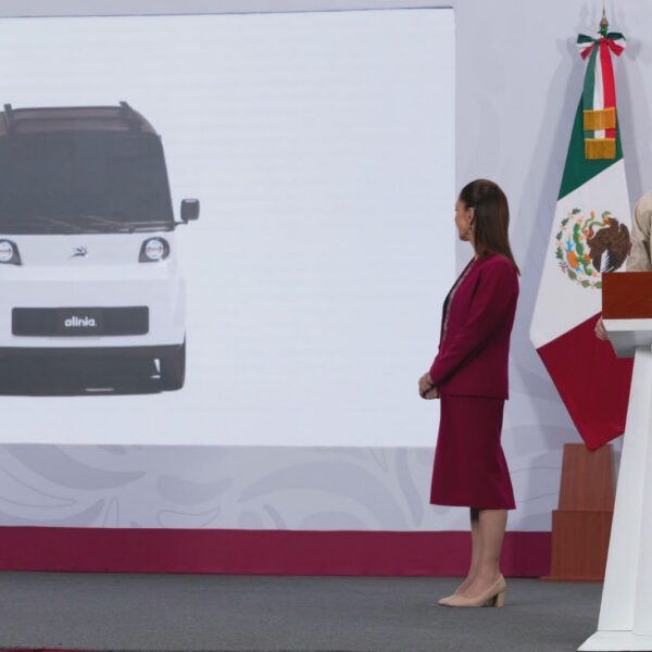 «Resultados que transforman»: Sheinbaum presenta el prototipo del minivehículo eléctrico mexicano Olinia