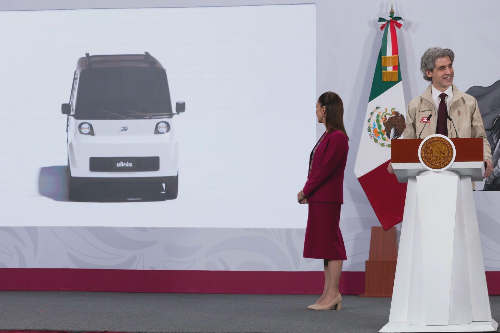 «Resultados que transforman»: Sheinbaum presenta el prototipo del minivehículo eléctrico mexicano Olinia
