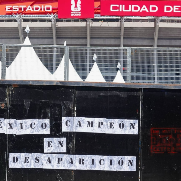 Familiares de desaparecidos tapizan con fichas de búsqueda inmediaciones del Estadio Azteca