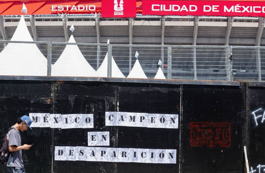 Familiares de desaparecidos tapizan con fichas de búsqueda inmediaciones del Estadio Azteca