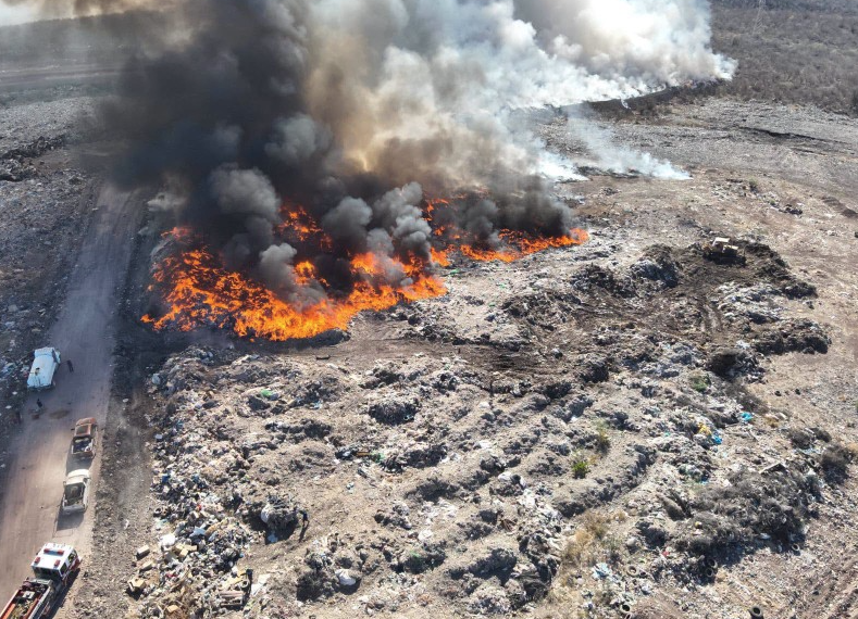 Incendio amenaza relleno sanitario de Navojoa; bomberos evitan emergencia mayor