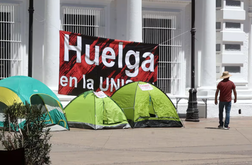 STAUS pide 5% de aumento salarial a Unison e inicia huelga de hambre afuera de Palacio de Gobierno
