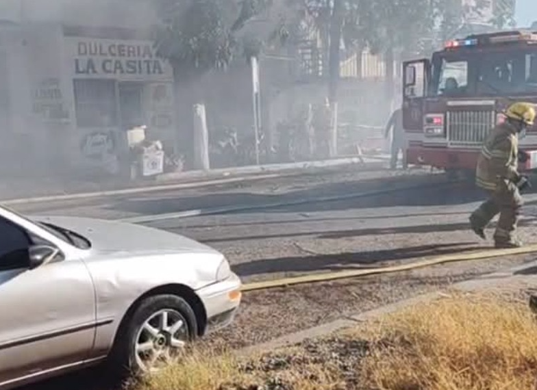 Incendio en dulcería provoca explosiones por pirotecnia y causa alarma entre vecinos de Navojoa