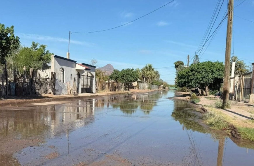 Enorme fuga desperdicia miles de litros de agua potable en Navojoa