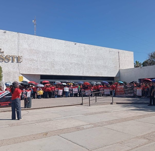 Maestros y jubilados unen fuerzas; se manifiestan frente a hospital de Navojoa