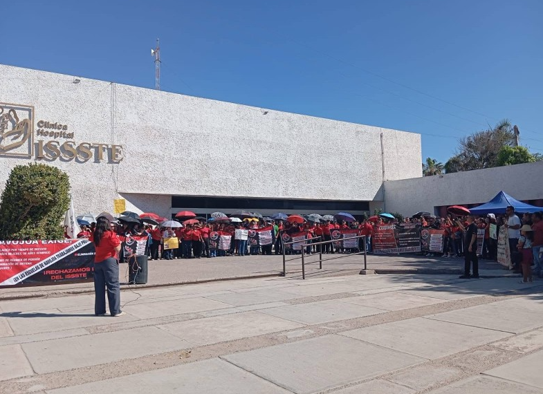 Maestros y jubilados unen fuerzas; se manifiestan frente a hospital de Navojoa