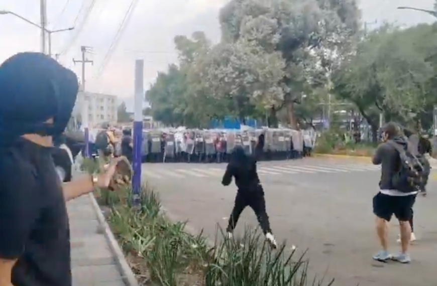 Manifestantes y policías se enfrentan afuera del Estadio Azteca