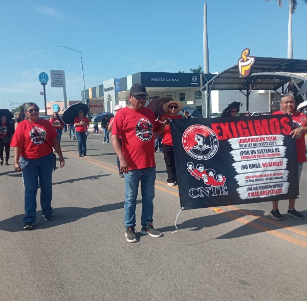 Siguen las protestas de maestros en Navojoa; marchan a Palacio Municipal