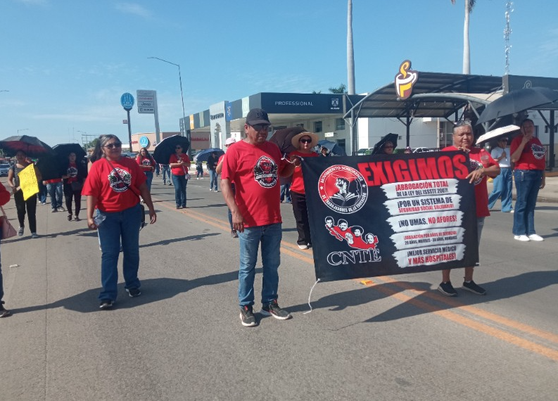 Siguen las protestas de maestros en Navojoa; marchan a Palacio Municipal