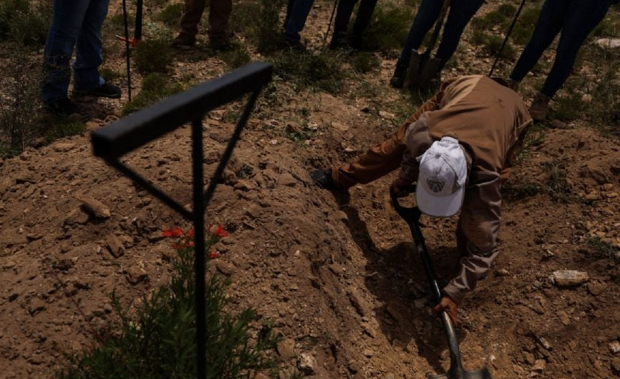 Buscadoras hallan 11 bolsas más con restos humanos en Tlajomulco de Zúñiga, Jalisco